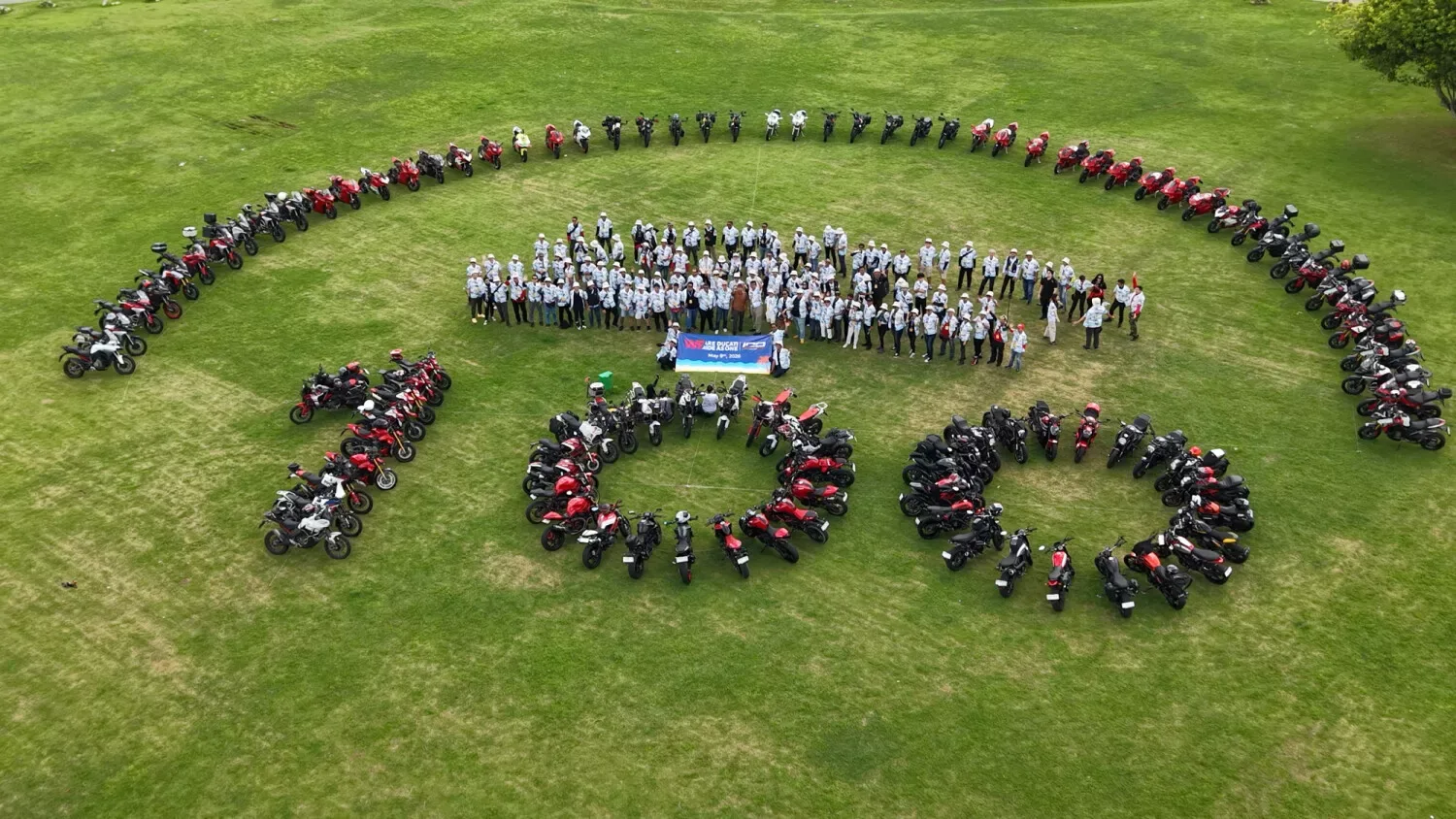 À l'occasion du centenaire de Ducati, des milliers de Ducatisti se sont rassemblés dans certaines des plus belles villes du monde pour le #WeRideAsOne