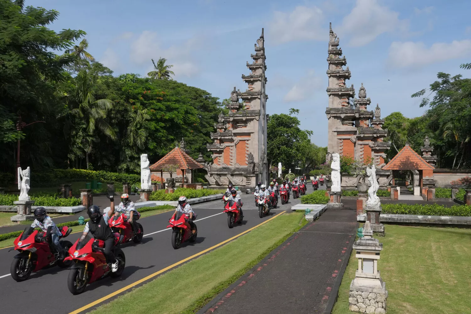 À l'occasion du centenaire de Ducati, des milliers de Ducatisti se sont rassemblés dans certaines des plus belles villes du monde pour le #WeRideAsOne gallery 1