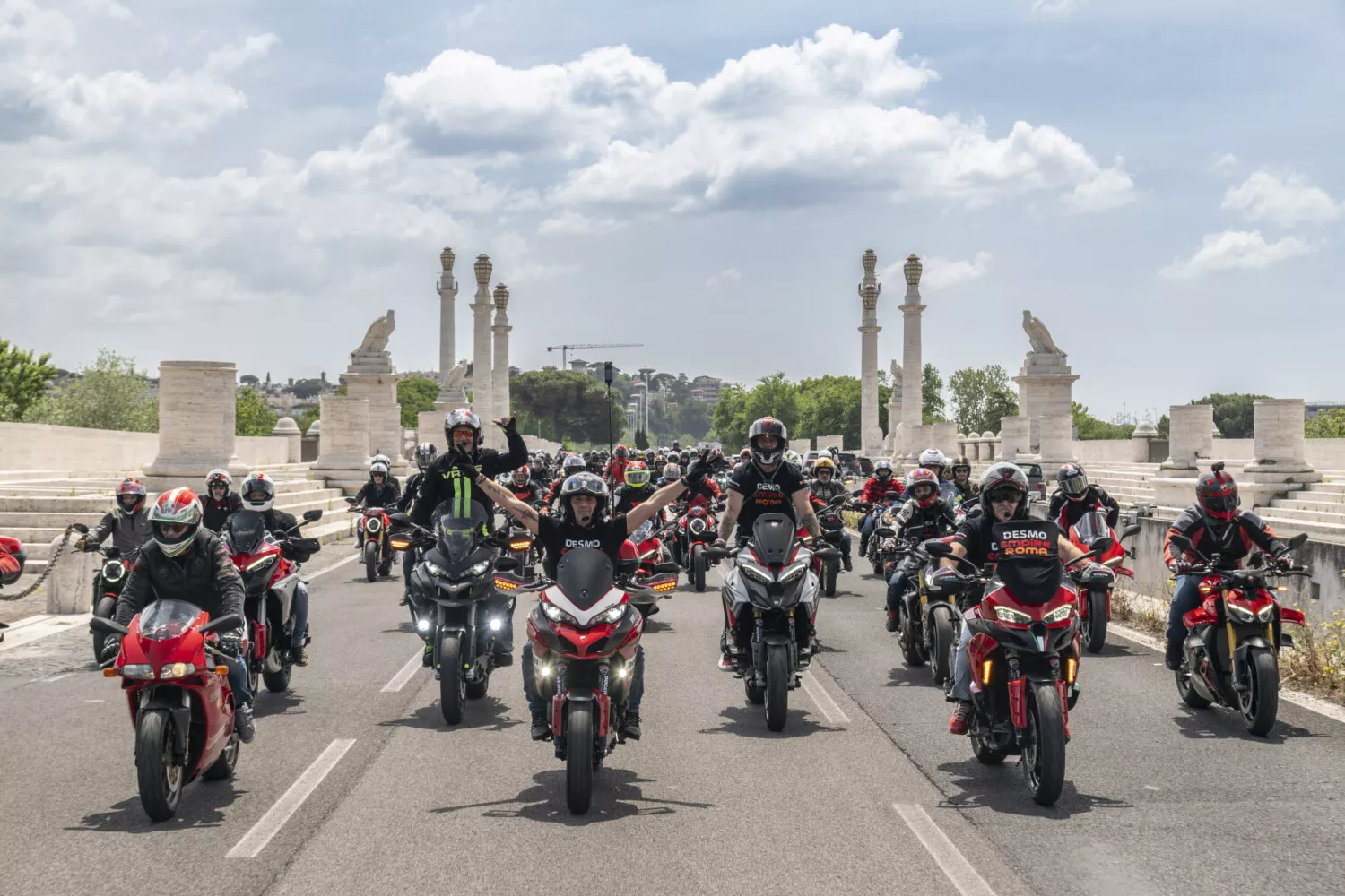À l'occasion du centenaire de Ducati, des milliers de Ducatisti se sont rassemblés dans certaines des plus belles villes du monde pour le #WeRideAsOne gallery 2