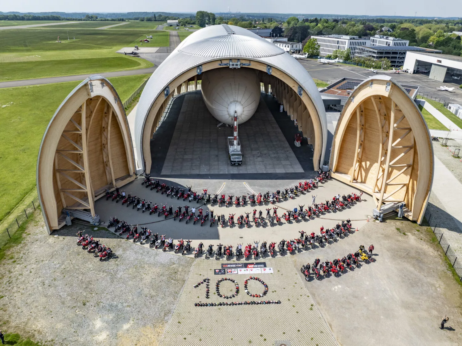 À l'occasion du centenaire de Ducati, des milliers de Ducatisti se sont rassemblés dans certaines des plus belles villes du monde pour le #WeRideAsOne gallery 3