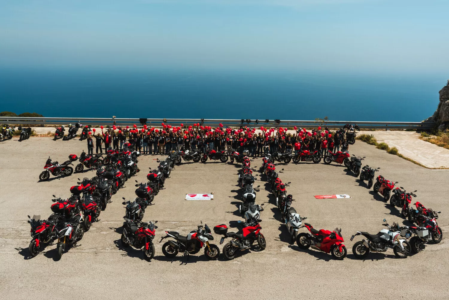 À l'occasion du centenaire de Ducati, des milliers de Ducatisti se sont rassemblés dans certaines des plus belles villes du monde pour le #WeRideAsOne gallery 4