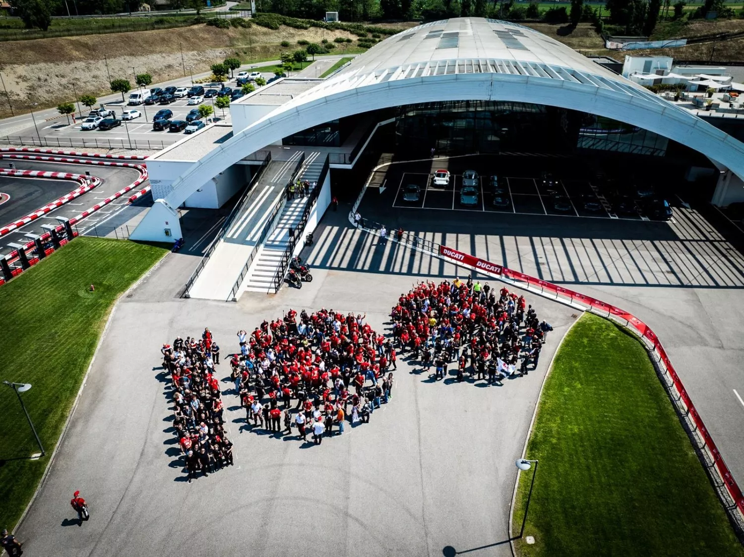 À l'occasion du centenaire de Ducati, des milliers de Ducatisti se sont rassemblés dans certaines des plus belles villes du monde pour le #WeRideAsOne gallery 5