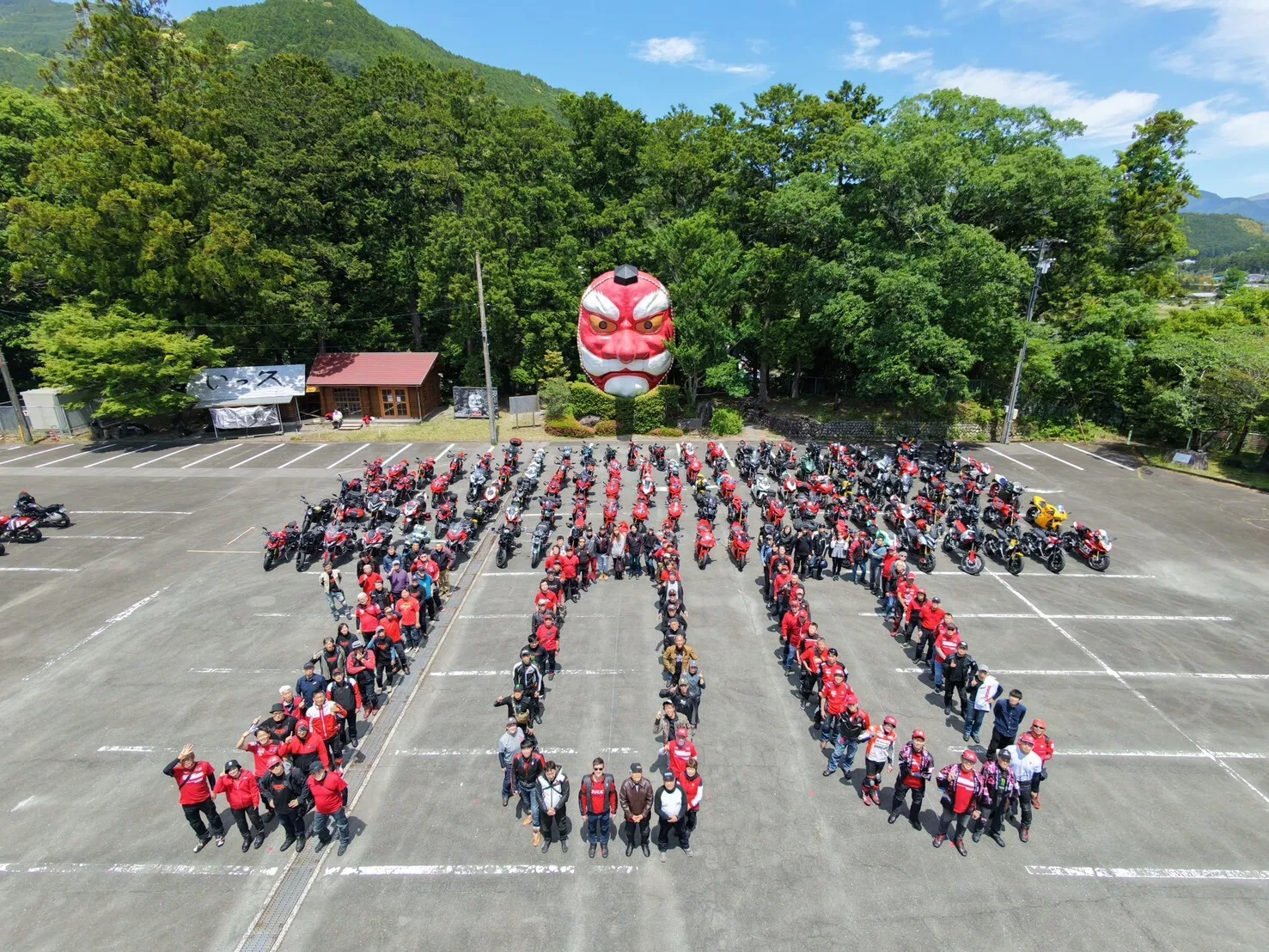 À l'occasion du centenaire de Ducati, des milliers de Ducatisti se sont rassemblés dans certaines des plus belles villes du monde pour le #WeRideAsOne gallery 6