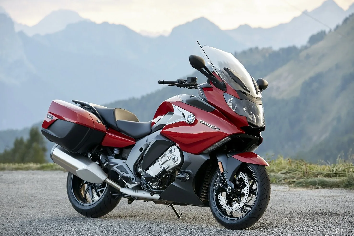 BMW تُلمّح إلى دراجة Bagger غامضة: هل هي إصدار رياضي جديد من K 1600؟