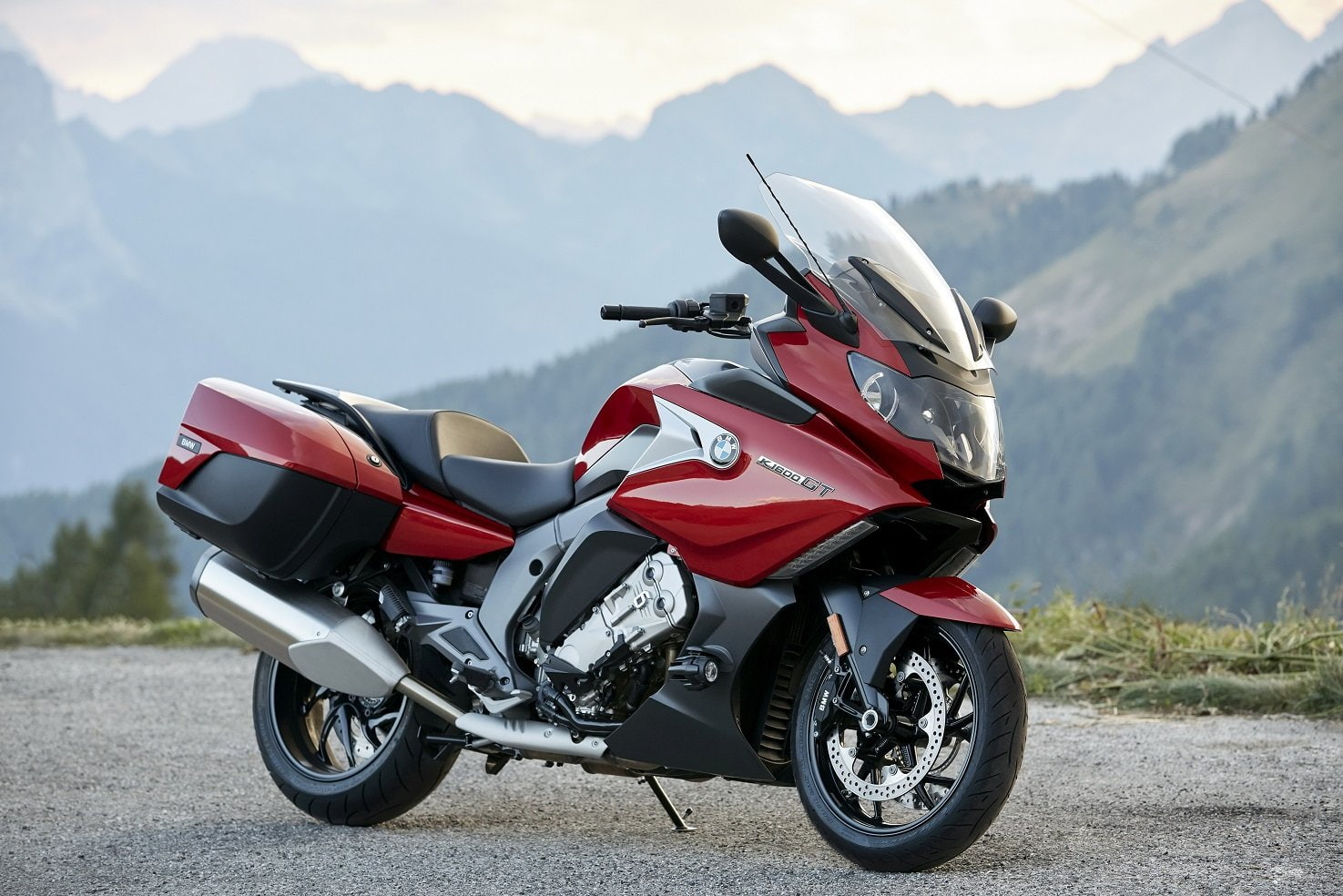 BMW tease un mystérieux bagger : nouvelle déclinaison musclée de la K 1600 ?